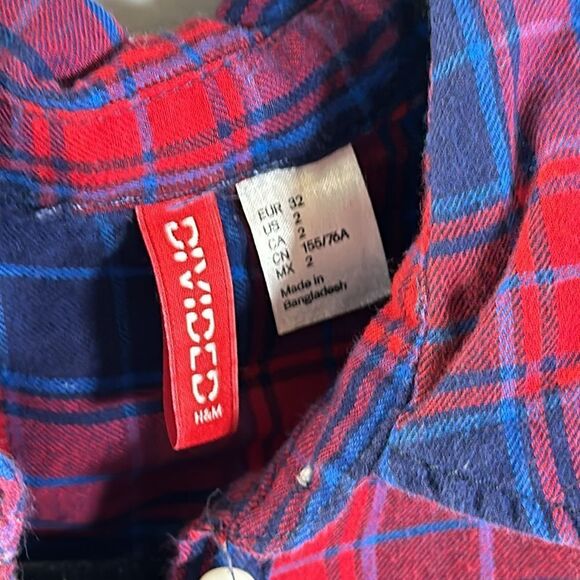 ✨ H&M Fitted Plaid Flannel Button-Down Shirt - Red and Blue, Size 2 - Picture 2 of 3